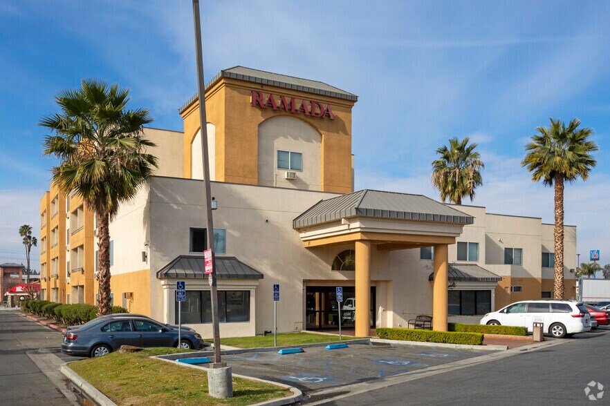 828 Real Rd, Bakersfield, CA à vendre - Photo du bâtiment - Image 1 de 10