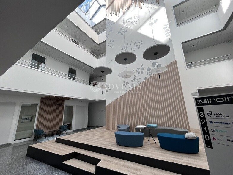 Office in Guyancourt for lease - Lobby - Image 1 of 7