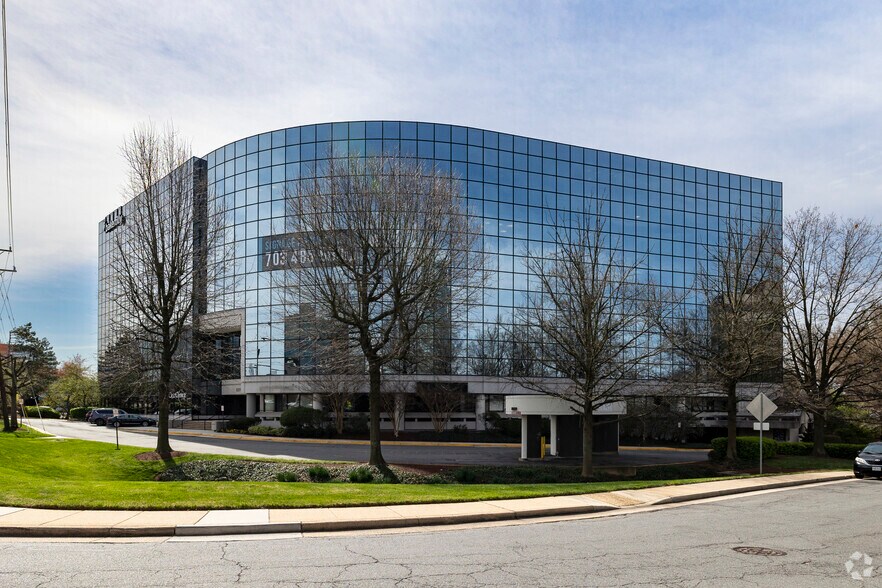 8219 Leesburg Pike, Vienna, VA à louer - Photo du bâtiment - Image 1 de 9