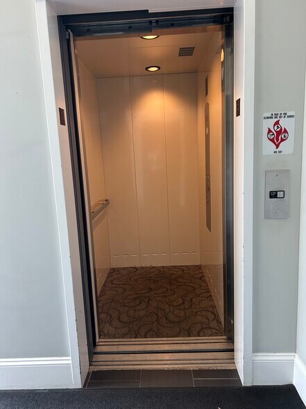 1222 Washington Ct, Wilmette, IL à louer - Photo du bâtiment - Image 2 de 8