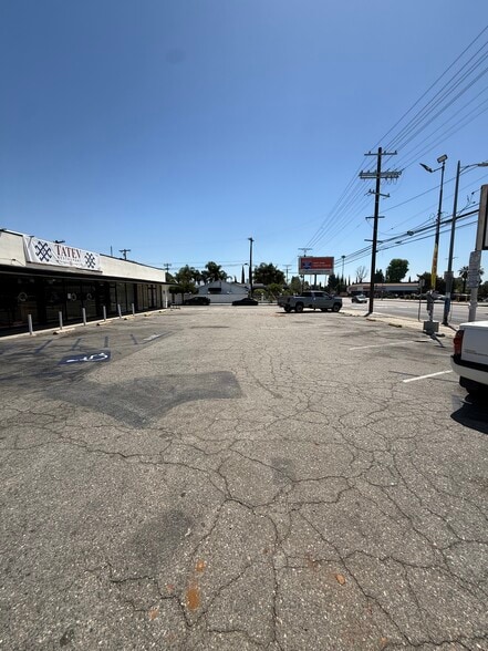 16141-16145 Nordhoff St, North Hills, CA for lease - Building Photo - Image 3 of 4