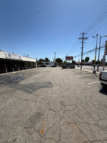 16141-16145 Nordhoff St, North Hills, CA à louer - Photo du bâtiment - Image 3 de 4