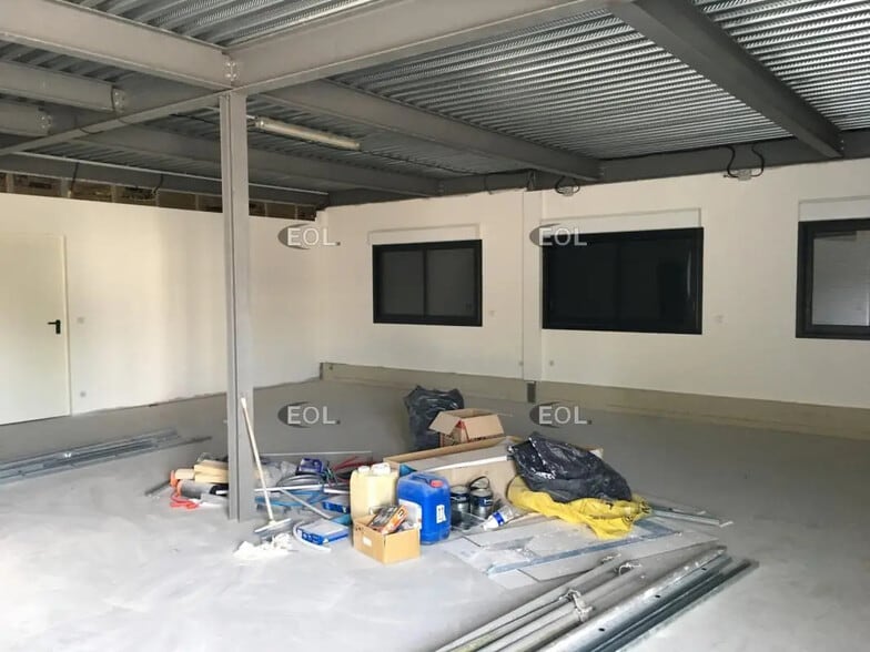 Flex in Beaucaire for lease - Interior Photo - Image 2 of 2