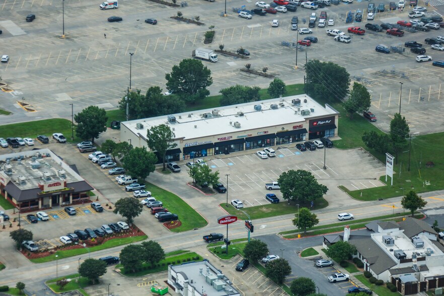 2645 Derek Dr, Lake Charles, LA à vendre - Photo du bâtiment - Image 2 de 4