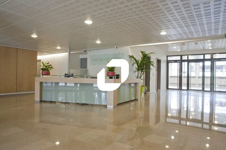 Bureau dans Créteil à louer - Hall d’entrée - Image 2 de 13