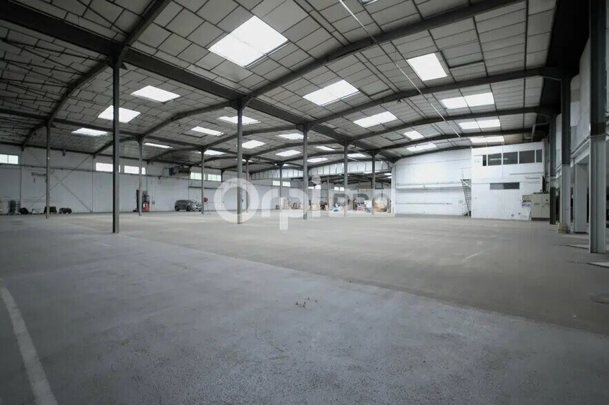 15 Rue Jean Corona, Vaulx-en-Velin for lease - Interior Photo - Image 1 of 7
