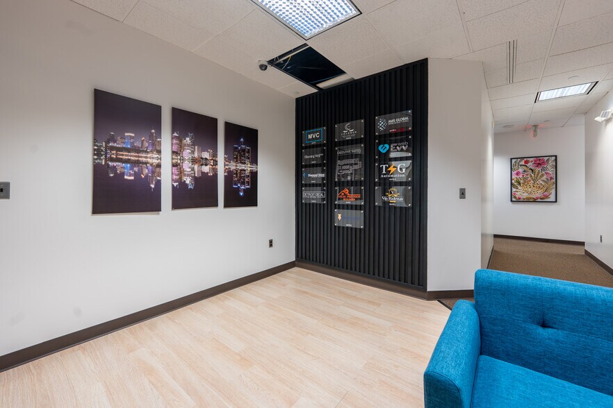 901 Tower Dr, Troy, MI à louer - Photo du bâtiment - Image 3 de 31