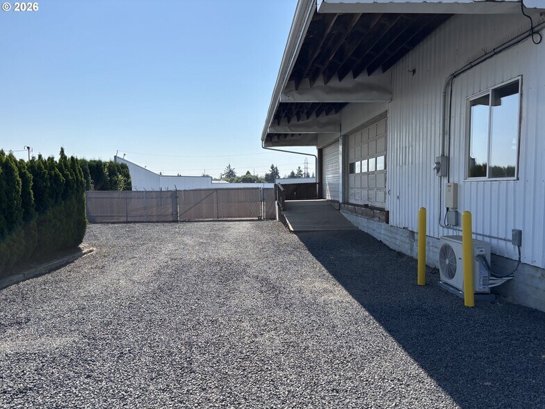 1466 NE Lafayette Ave, McMinnville, OR à louer - Photo du bâtiment - Image 3 de 16