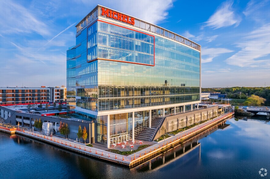 210 W Becher St, Milwaukee, WI for lease - Building Photo - Image 1 of 21