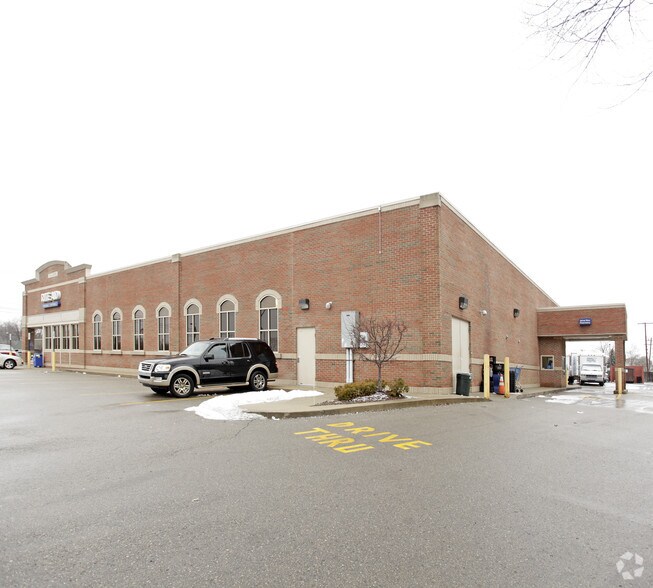 800 Ann Arbor Rd W, Plymouth, MI à louer - Photo du bâtiment - Image 3 de 3
