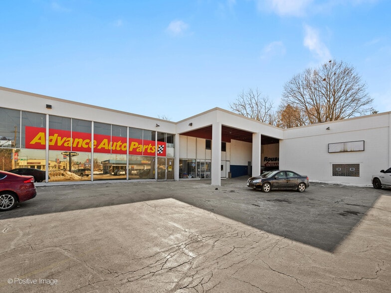 211 S Milwaukee Ave, Libertyville, IL for lease - Building Photo - Image 1 of 14