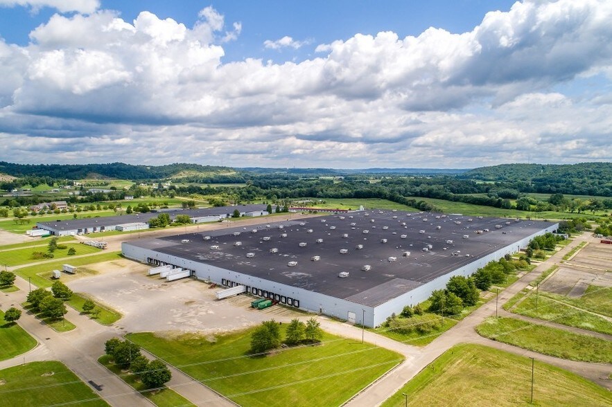 5685 Eco Pky, Frazeysburg, OH à louer - Photo du bâtiment - Image 2 de 6