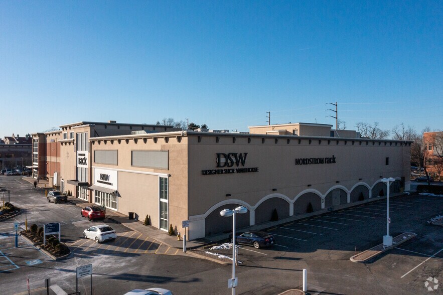 1380 Northern Blvd, Manhasset, NY à louer - Photo du bâtiment - Image 2 de 7