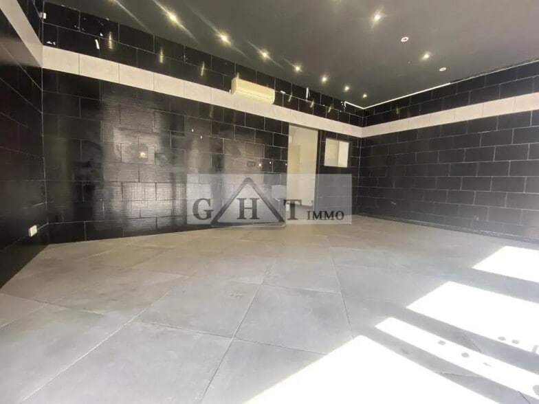 Retail in Alfortville for lease - Interior Photo - Image 2 of 7