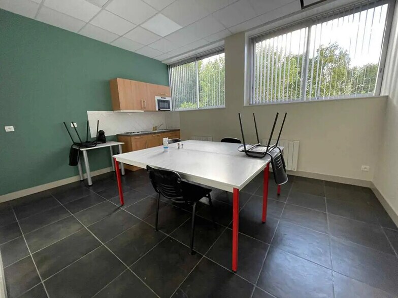 Bureau dans Creil à louer - Photo du bâtiment - Image 2 de 12