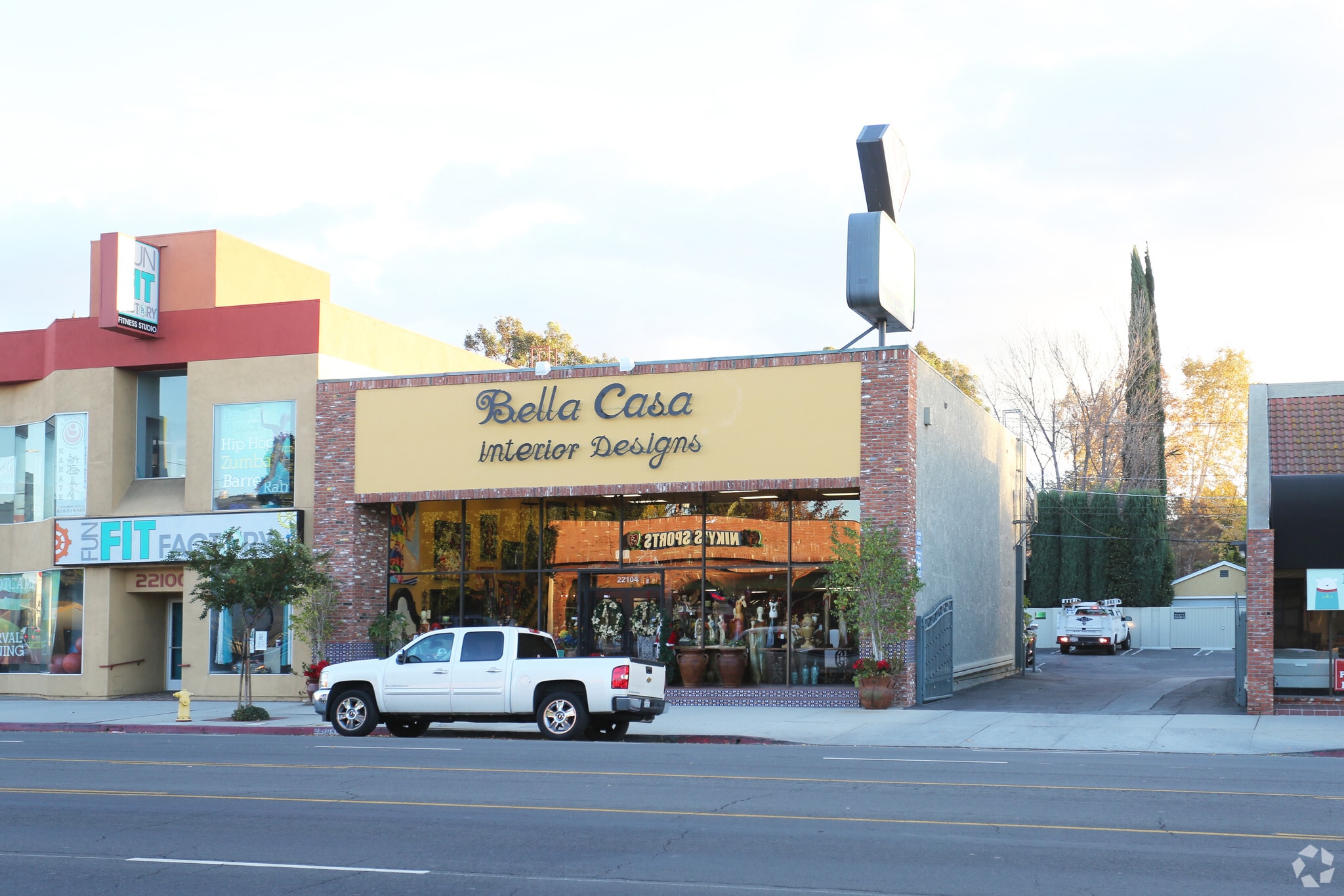 22104 Ventura Blvd, Woodland Hills, CA for lease Primary Photo- Image 1 of 4