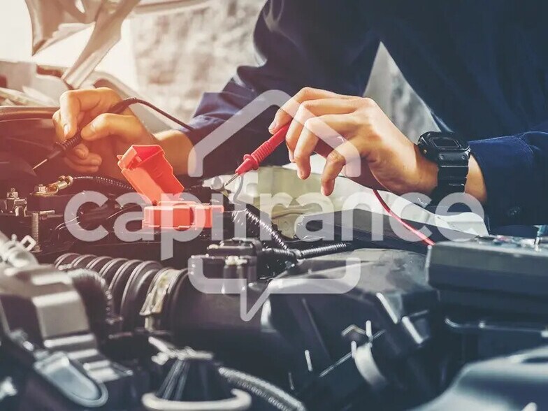 Local d'activités dans Bourgoin-Jallieu à vendre - Photo du bâtiment - Image 2 de 6