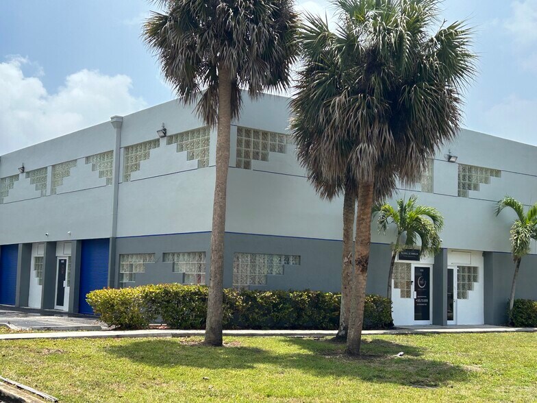 12251-12295 SW 129th Ct, Miami, FL à louer - Photo du bâtiment - Image 2 de 11