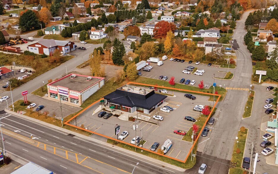 670 Rue Principale, Ste-Agathe-des-Monts, QC à louer - Photo du bâtiment - Image 1 de 8