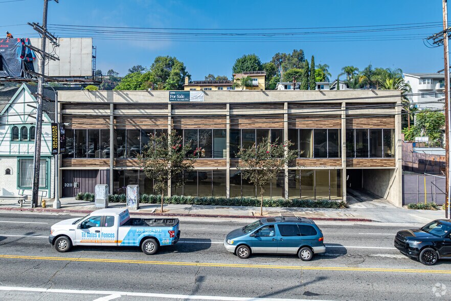 3211 Cahuenga Blvd W, Los Angeles, CA à louer - Photo du bâtiment - Image 2 de 23