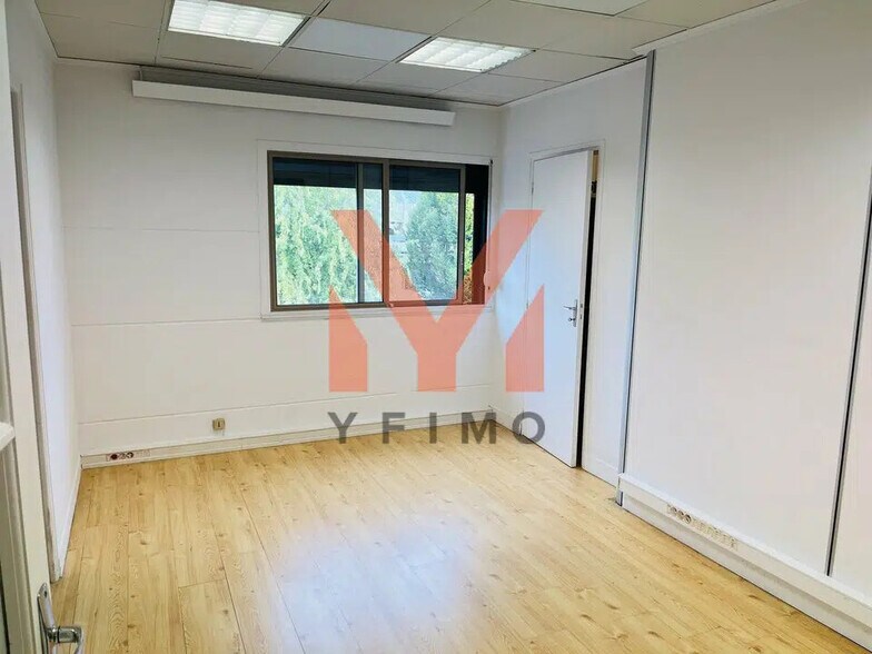 Office in Saint-Germain-en-Laye for lease - Interior Photo - Image 2 of 5