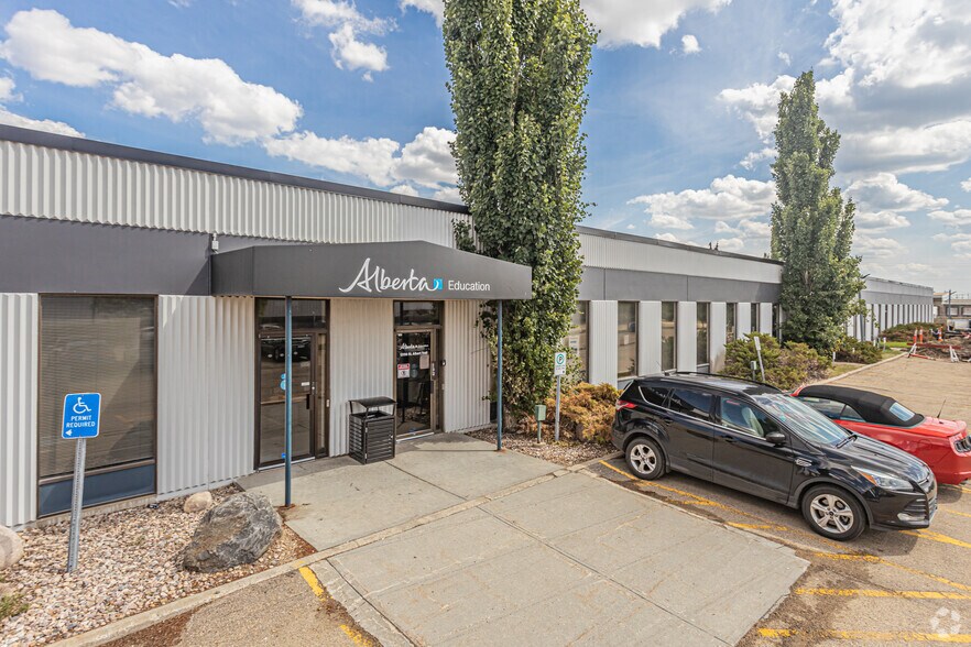 13140 St Albert Trl NW, Edmonton, AB à louer - Photo du bâtiment - Image 3 de 5