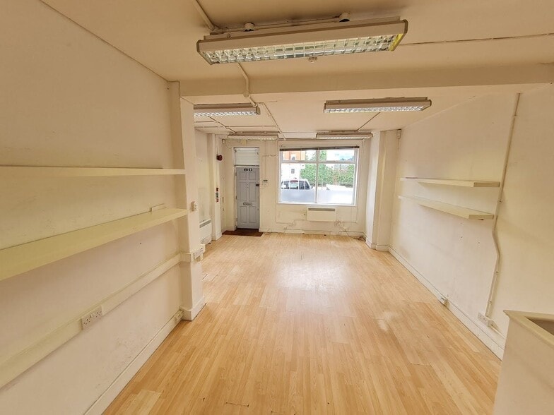 42 Upper Richmond Rd W, Londres à louer - Photo du bâtiment - Image 3 de 22