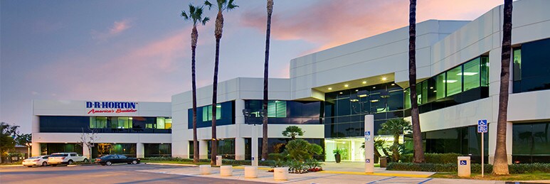 2280 Wardlow Cir, Corona, CA à louer - Photo du bâtiment - Image 3 de 7