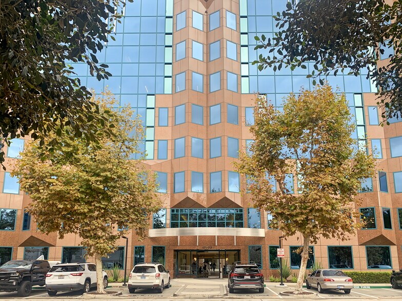 17777 Center Court Dr, Cerritos, CA à louer - Photo du bâtiment - Image 2 de 19