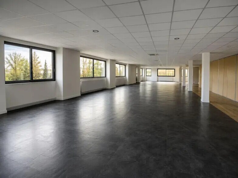 Retail in Dardilly for lease - Interior Photo - Image 3 of 3