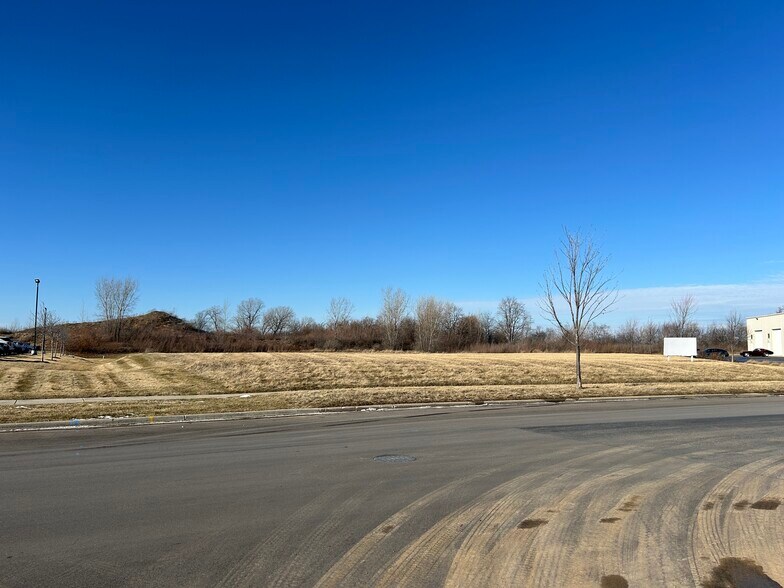2859 Commerce Park dr, Fitchburg, WI à vendre - Photo du bâtiment - Image 2 de 2