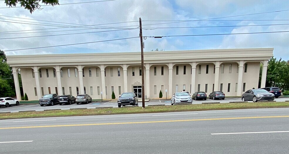 333 Sandy Springs Cir NE, Sandy Springs, GA à louer - Photo du bâtiment - Image 2 de 2