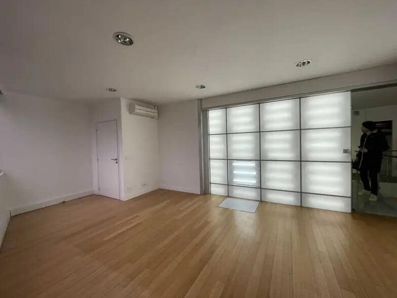 Office in Gentilly for lease - Interior Photo - Image 3 of 17