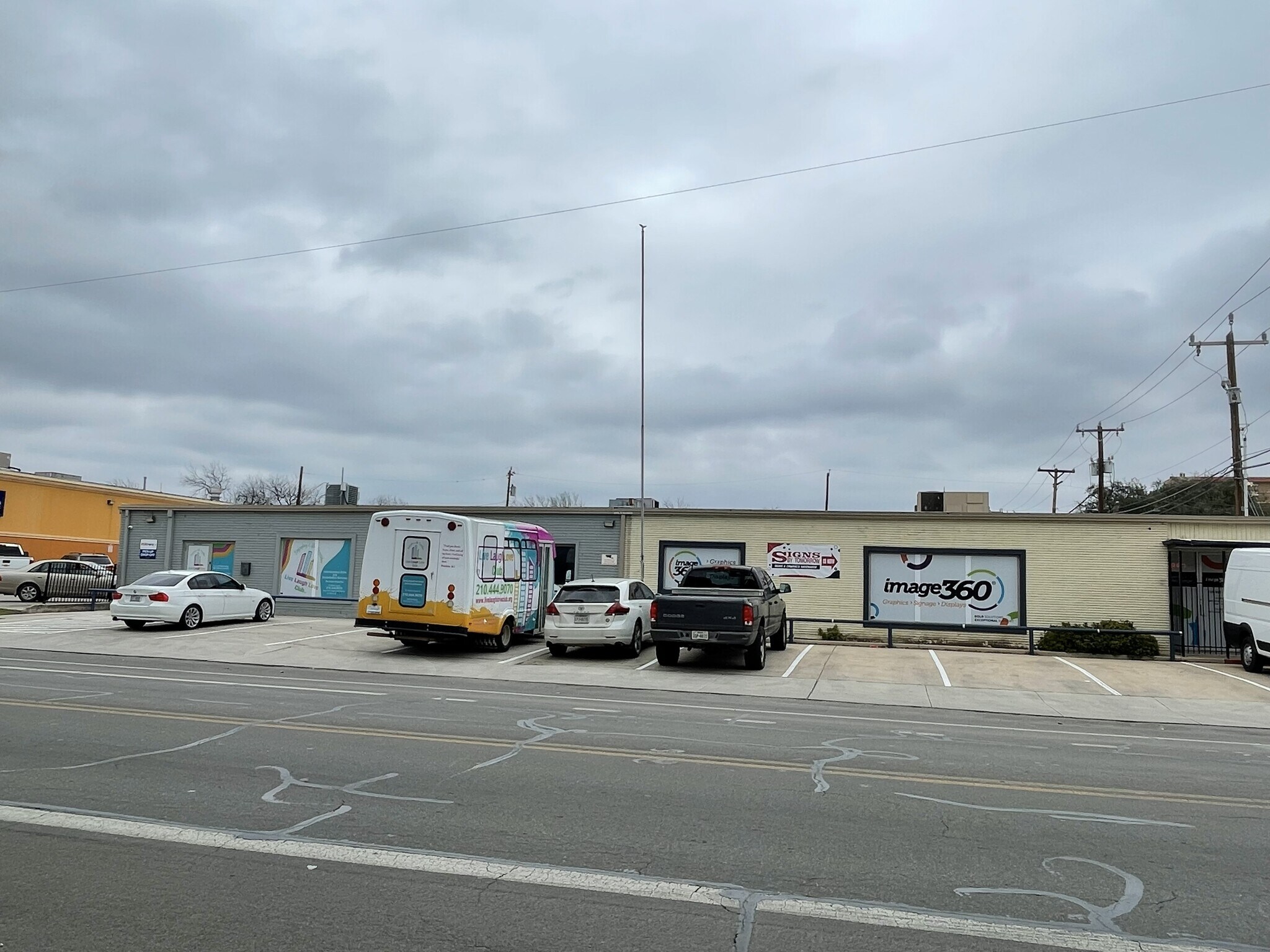 1202 N Flores St, San Antonio, TX à louer Photo principale- Image 1 de 21