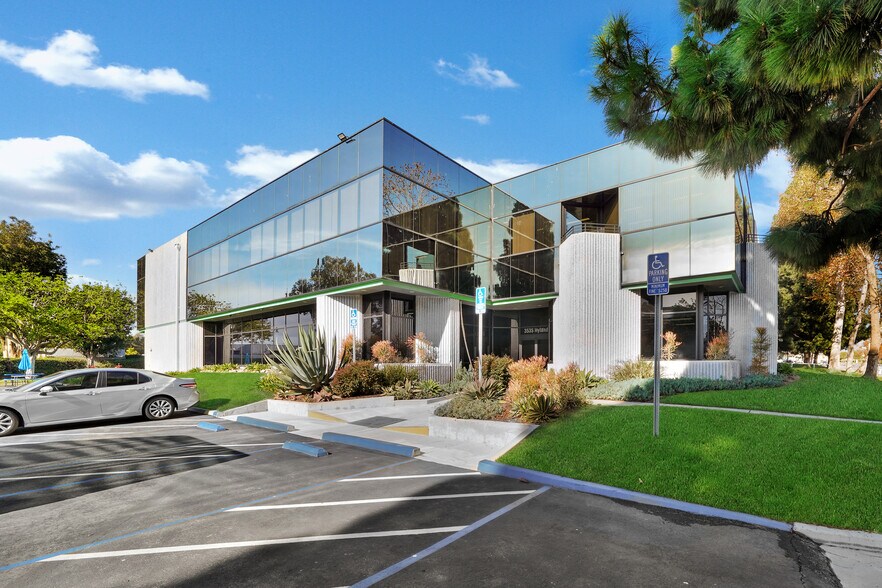 3535 Hyland Ave, Costa Mesa, CA à louer - Photo du bâtiment - Image 1 de 13