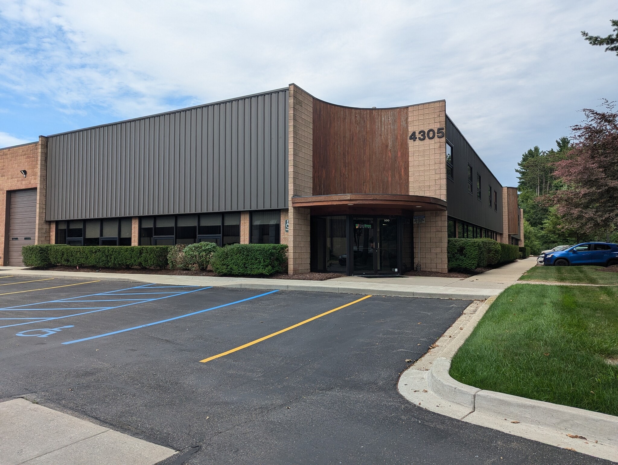 4305 Pineview Blvd, Commerce Township, MI for lease Primary Photo- Image 1 of 11