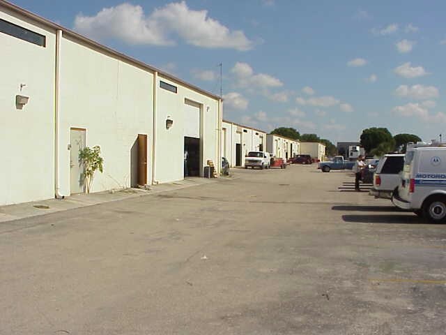 3800 Fowler St, Fort Myers, FL à louer - Photo du bâtiment - Image 2 de 7