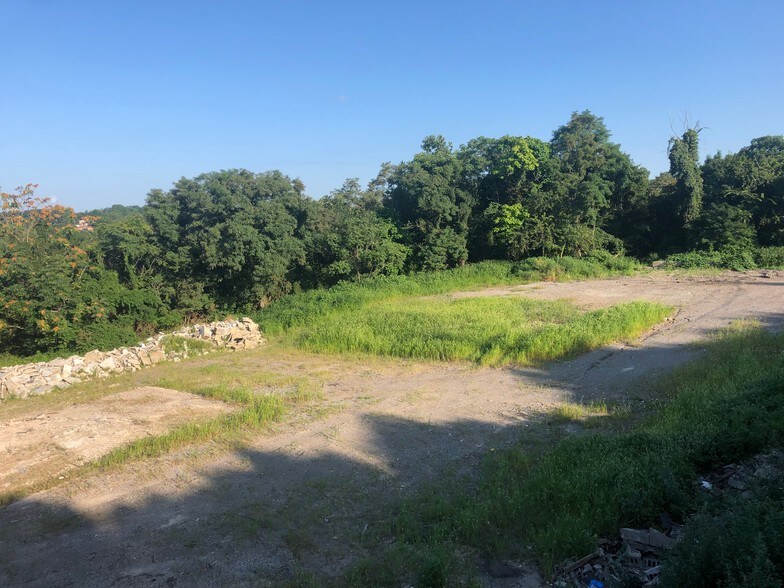 1047 Perry Hwy, Pittsburgh, PA à vendre - Photo du bâtiment - Image 3 de 9