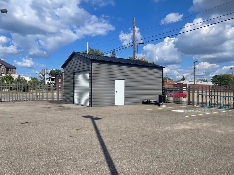 530 Walnut Ave NE, Canton, OH à vendre - Photo du bâtiment - Image 2 de 45