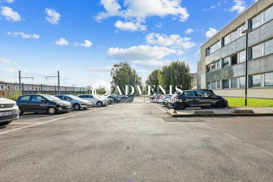 Office in Noisiel for lease - Building Photo - Image 2 of 12