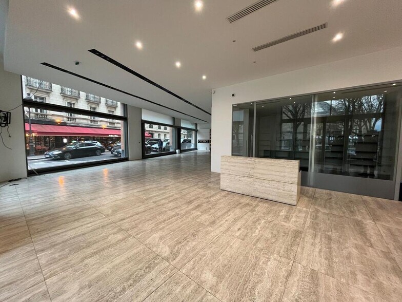 Retail in Paris for lease - Interior Photo - Image 3 of 3
