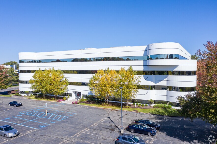 5 Becker Farm Rd, Roseland, NJ à louer - Photo du bâtiment - Image 2 de 16