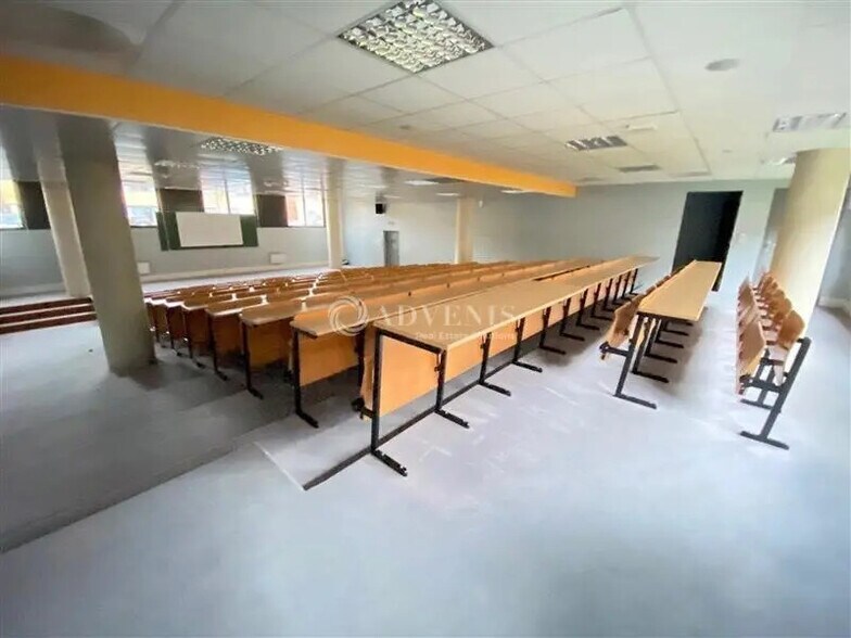 Office in Champs-sur-Marne for lease - Interior Photo - Image 3 of 10