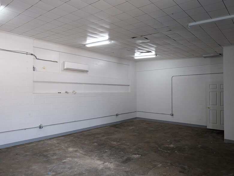 101 Mesquite, Elm Mott, TX for lease - Interior Photo - Image 3 of 7