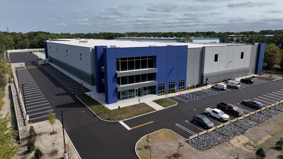 15 Harts Ln, East Brunswick, NJ à louer - Photo du bâtiment - Image 2 de 8