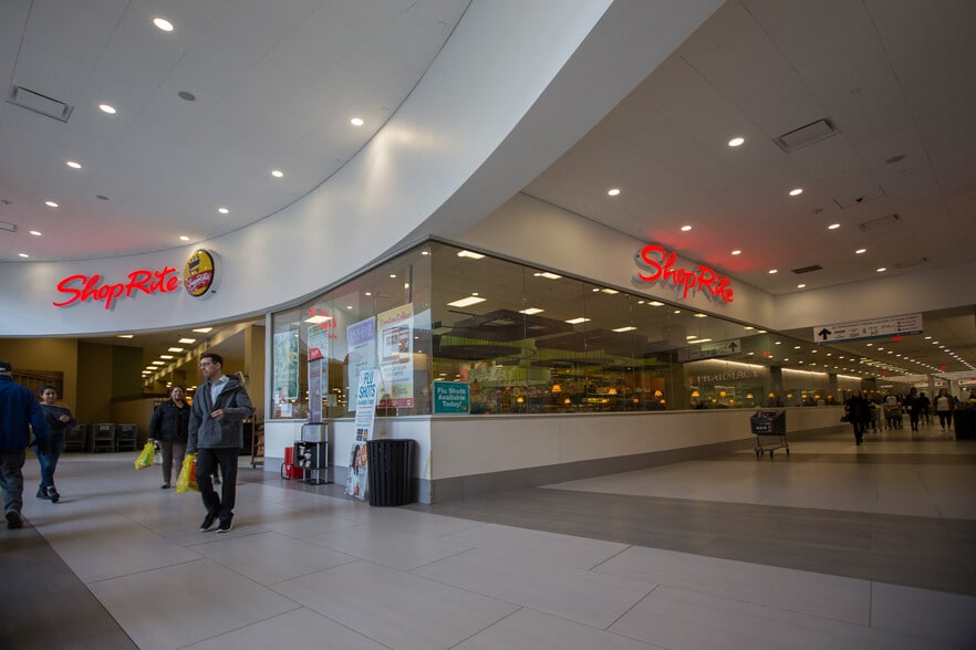 1-11 City Pl, White Plains, NY à louer - Photo du bâtiment - Image 3 de 5