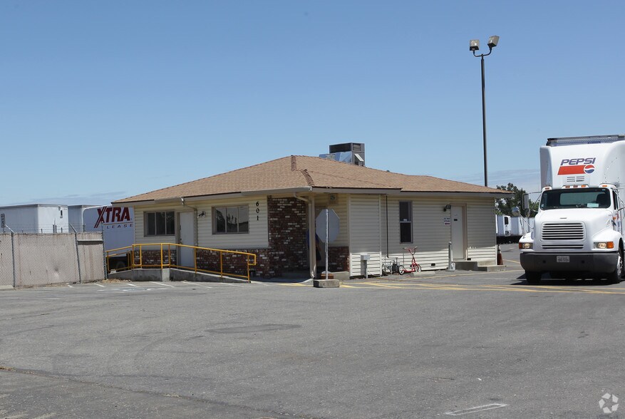 601 Harbor Blvd, West Sacramento, CA for lease - Primary Photo - Image 1 of 8