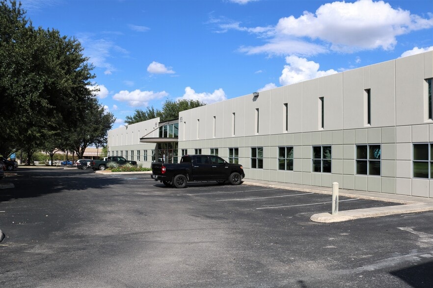 990 Isom Rd, San Antonio, TX for lease - Building Photo - Image 3 of 9