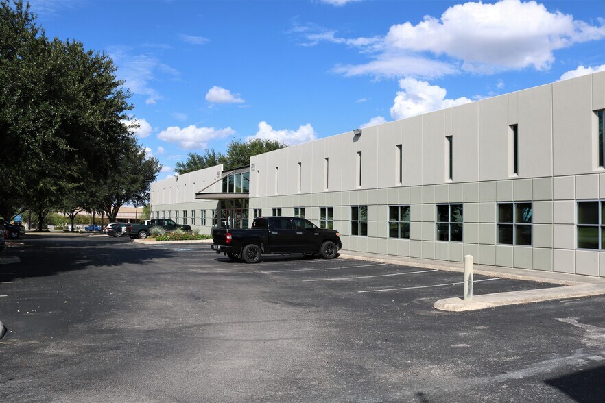 990 Isom Rd, San Antonio, TX à louer - Photo du bâtiment - Image 3 de 9