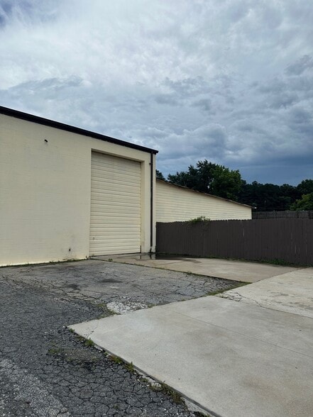 4155 Arcadia Industrial Cir, Lilburn, GA for sale - Building Photo - Image 3 of 7